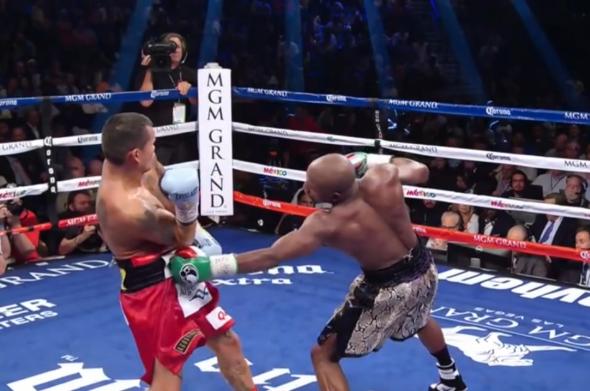 Mayweather vs Maidana II - Floyd Mayweather throws to the body against Marcos Maidana